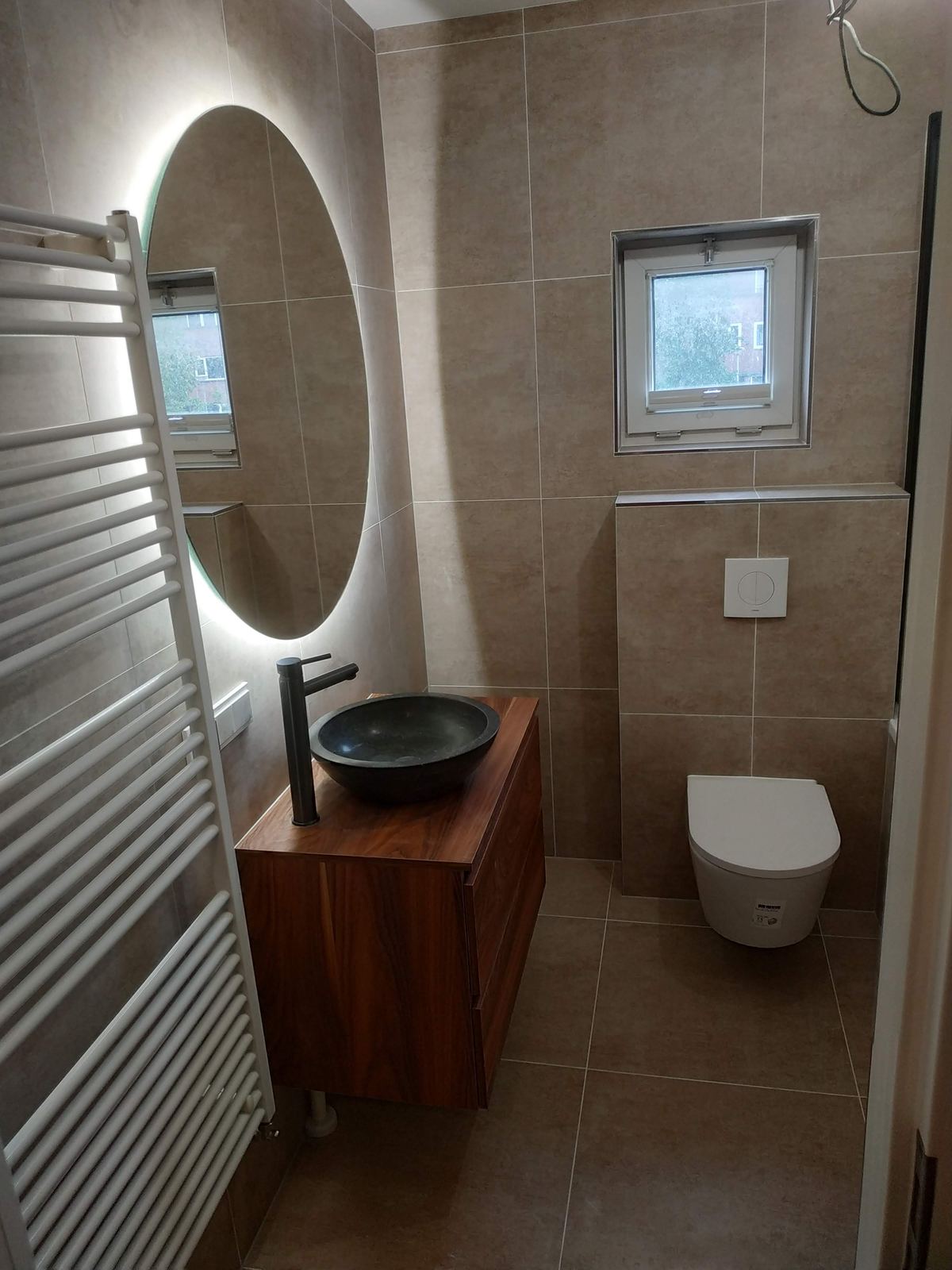 Badezimmer mit beleuchtetem Spiegel