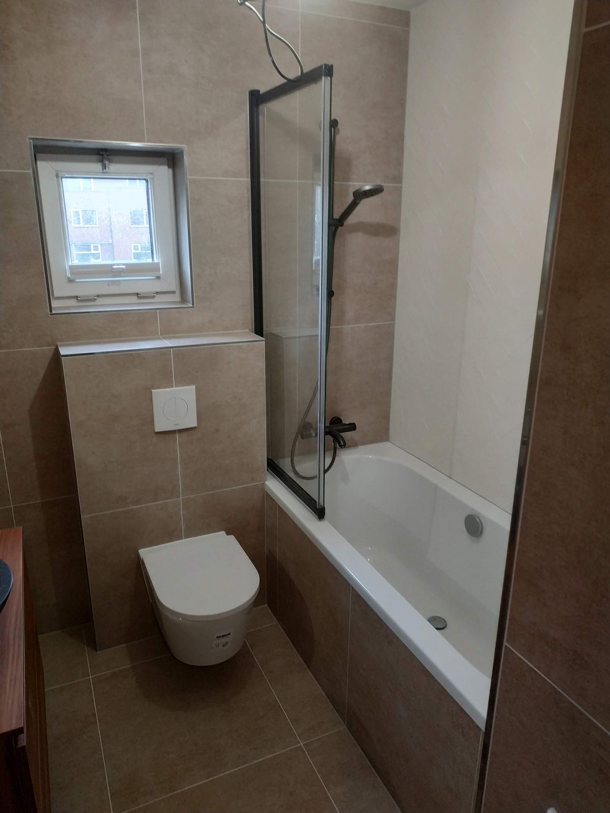Badezimmer mit Badewanne und Duschabtrennung