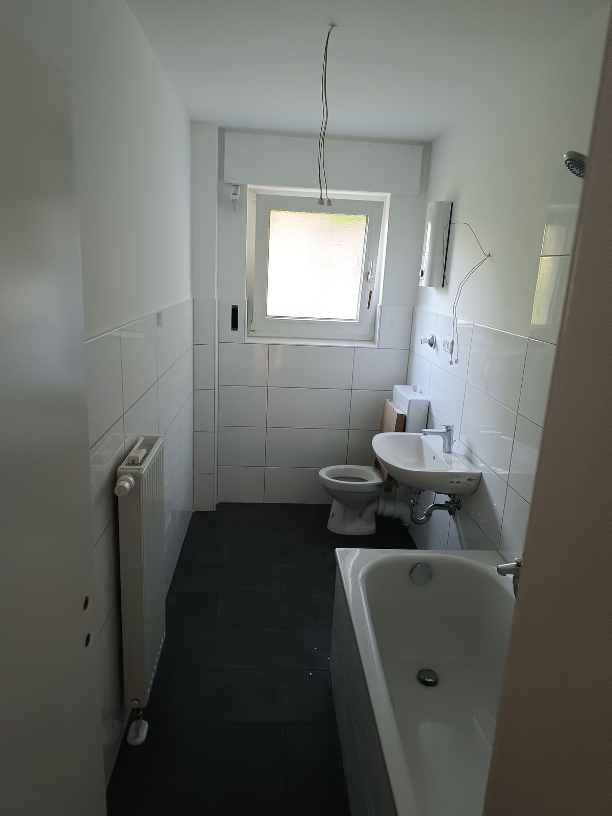 Fertiges Badezimmer mit Wanne und Fliesen
