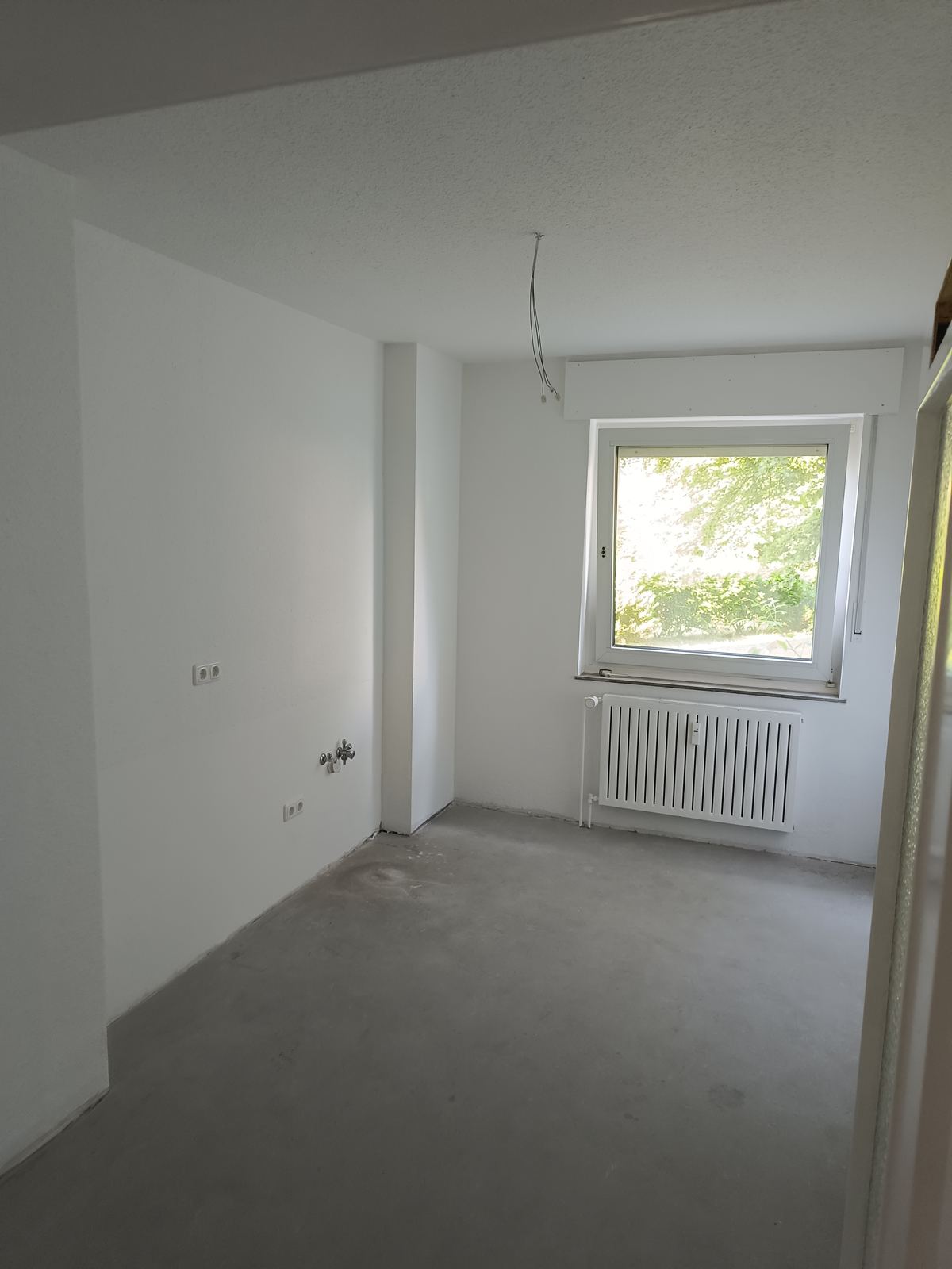 Frisch renovierter Raum mit Fensterblick