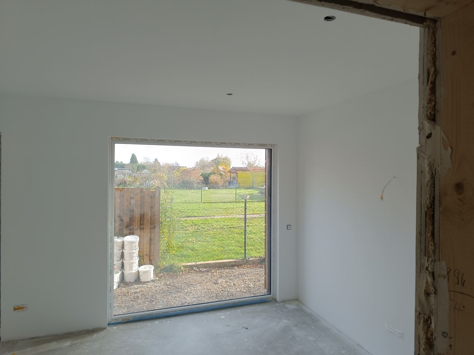 Fertig gestrichener Wohnraum mit großem Fenster