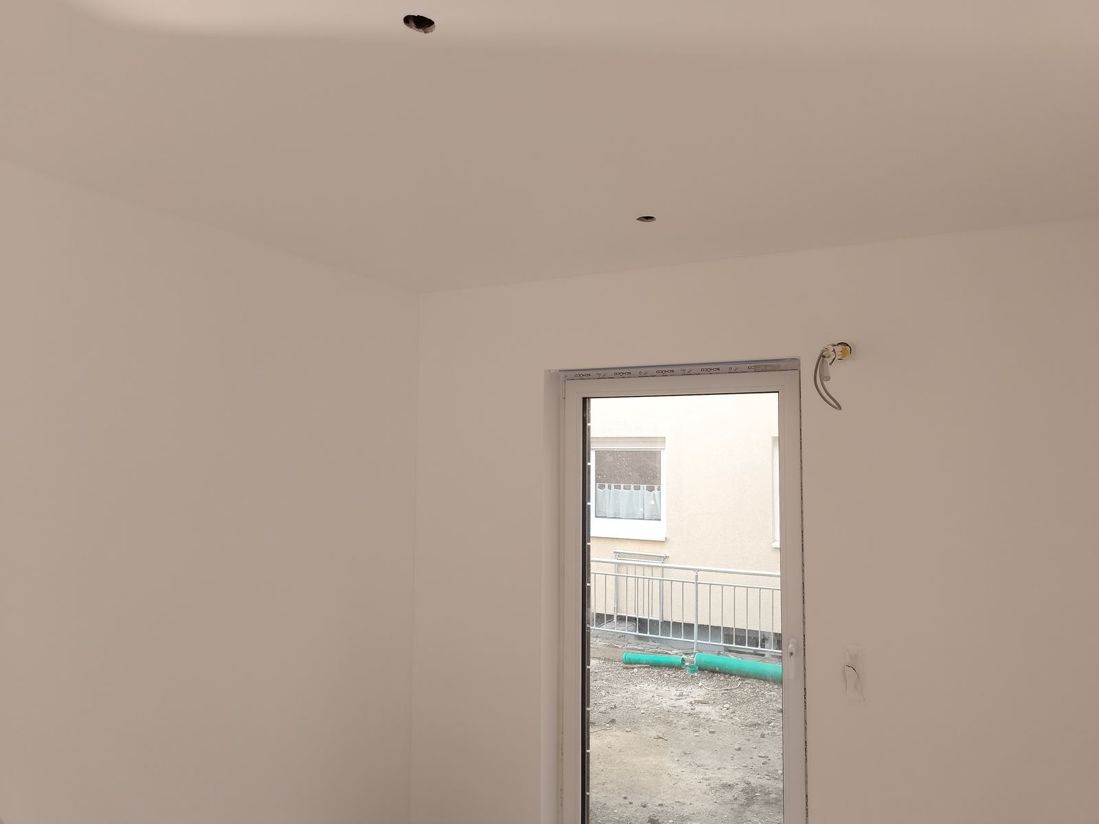 Fertig gestrichener Raum mit Balkontür