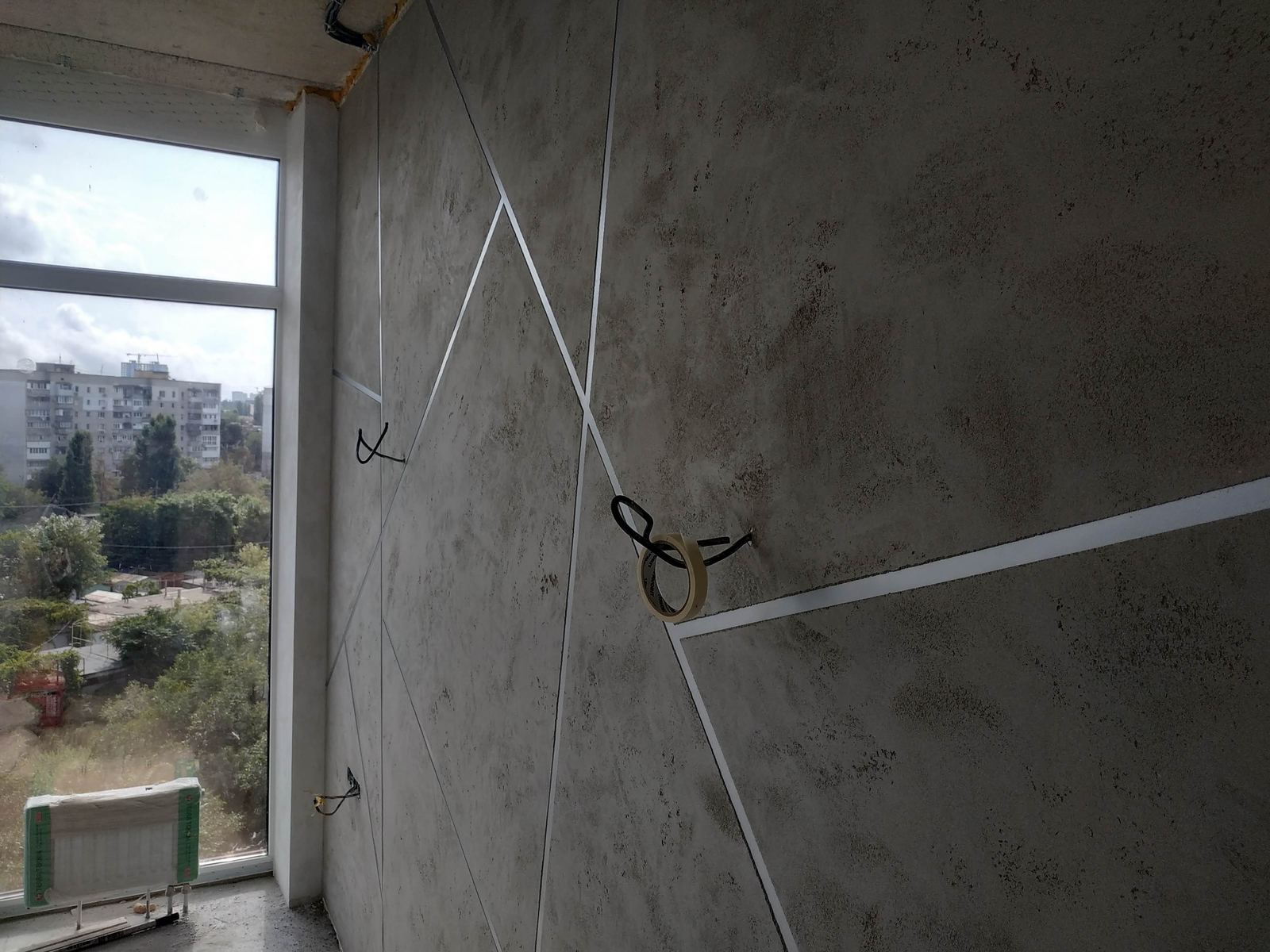 Wand mit geometrischem Putzdesign