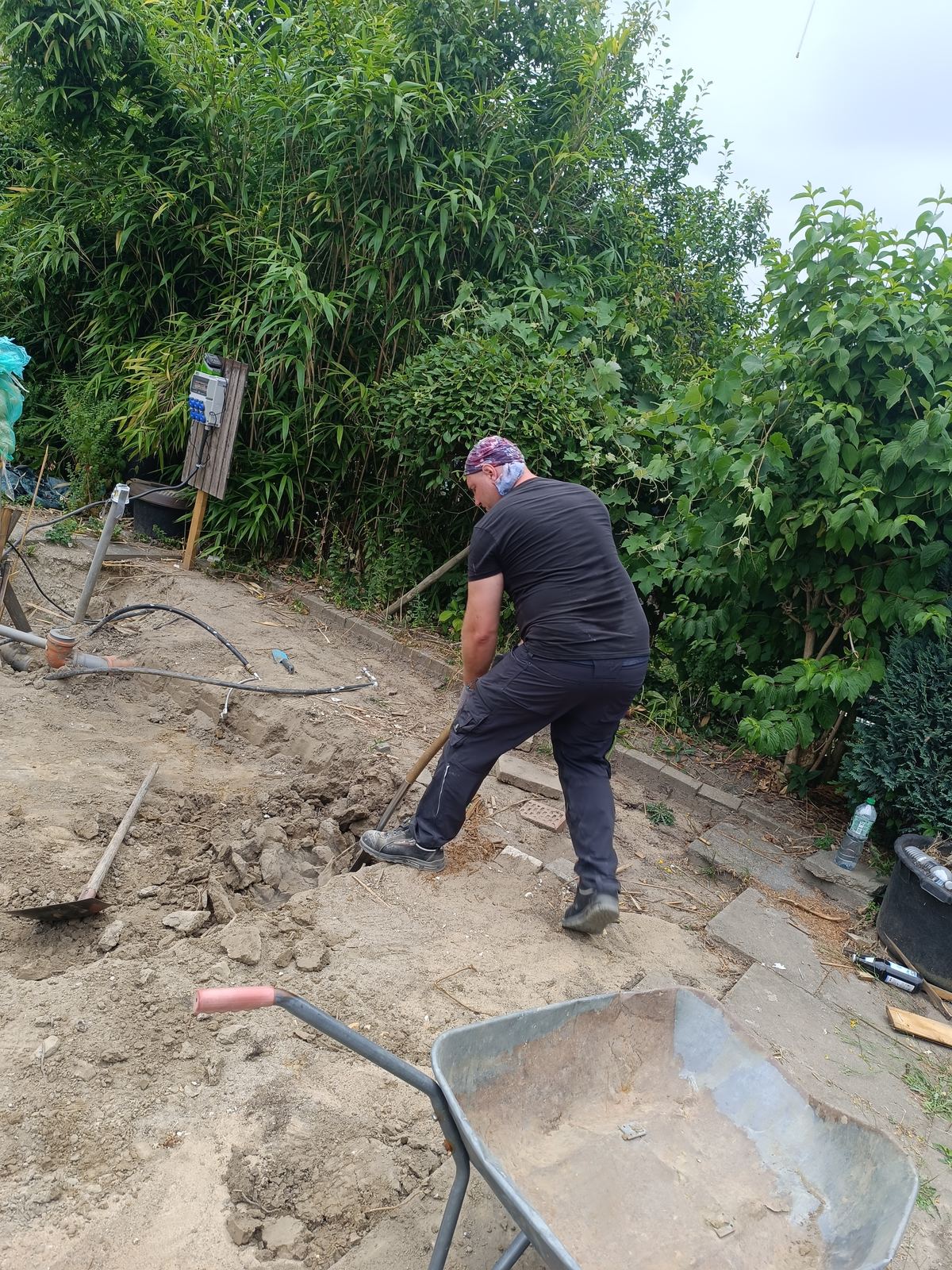 Handwerker bei Erdarbeiten im Garten