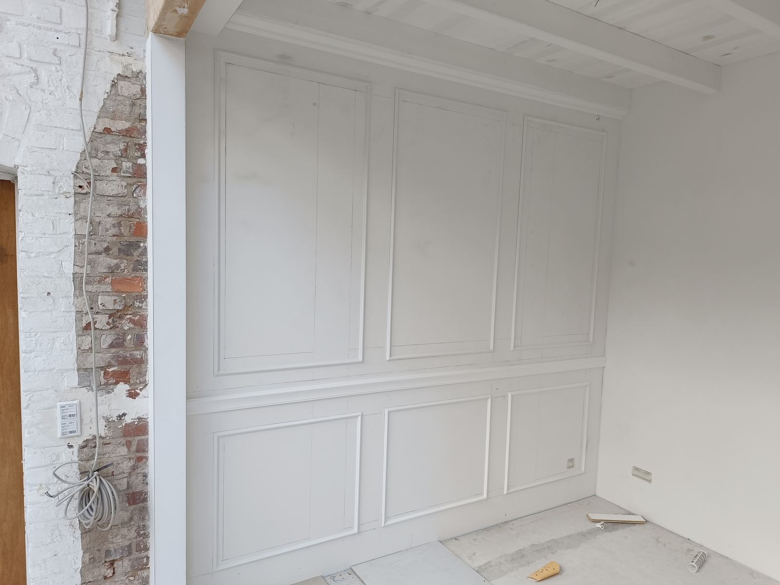 Fertig gestaltete Wand mit weißer Wandvertäfelung