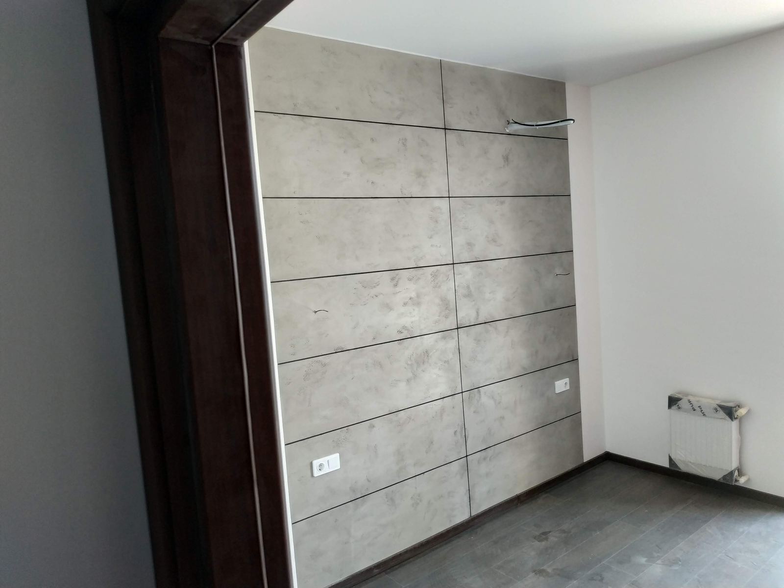Wand mit dekorativer Paneel-Optik in Betonlook