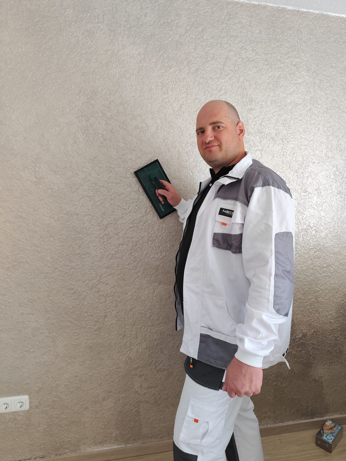 Roman bei Spachtelarbeiten an einer dekorativen Wand