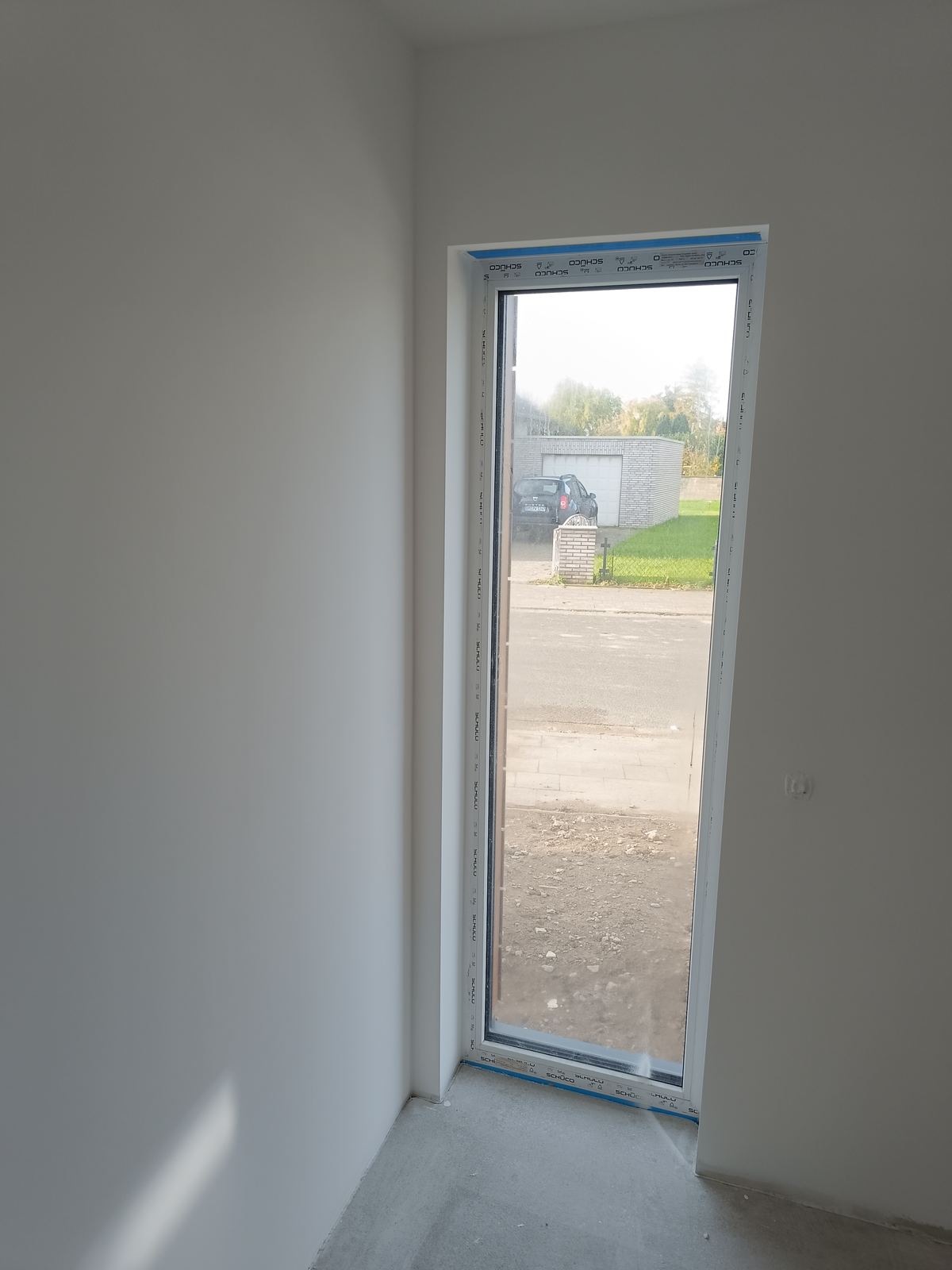 Fertig gestrichener Raum mit Fensterblick